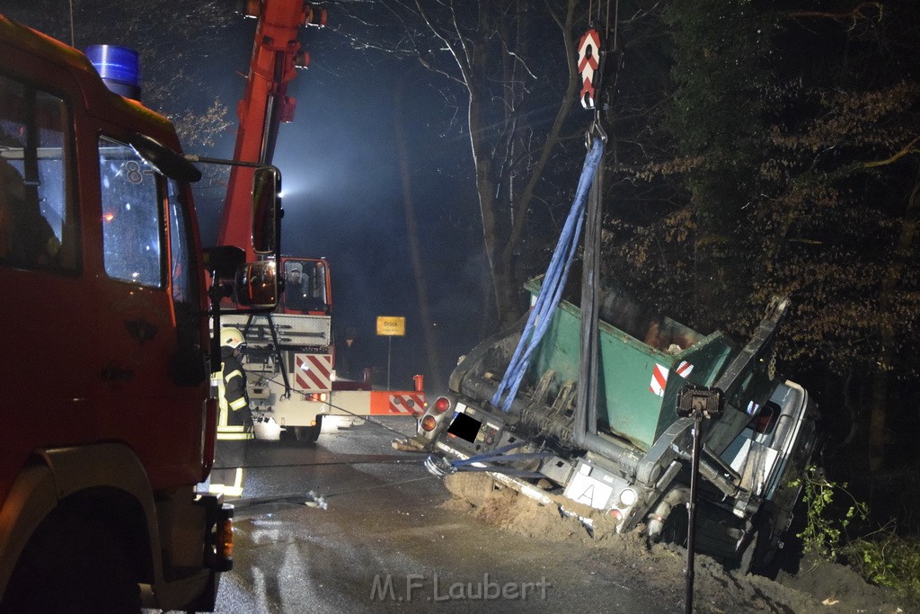 Container LKW umgestuerzt Koeln Brueck Bruecker- Dellbruecker Mauspfad P454.JPG - Miklos Laubert